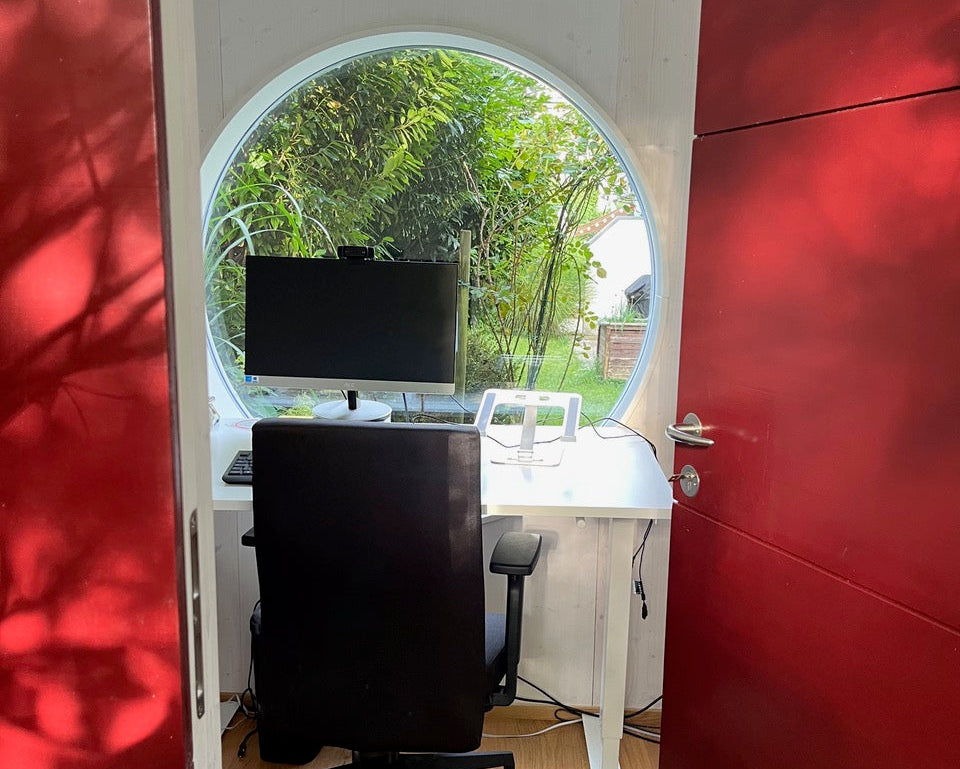 OFFICE KUBUS Basis – beheiztes, isoliertes Gartenbüro aus Holz in Lila – 2,37 m x 2,10 m