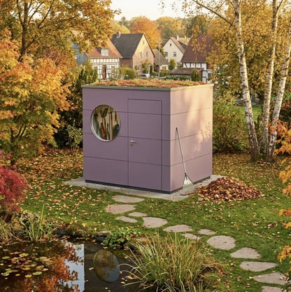 [KI-Bild] Geräte Kubus mit rosa Holzfassade, rundem Fenster und begrüntem Dach im herbstlichen Garten neben Teich