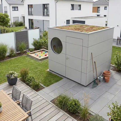[KI-Bild] Geräte Kubus mit hellgrauer Holzfassade und Rundfenster in einem kleinen Garten