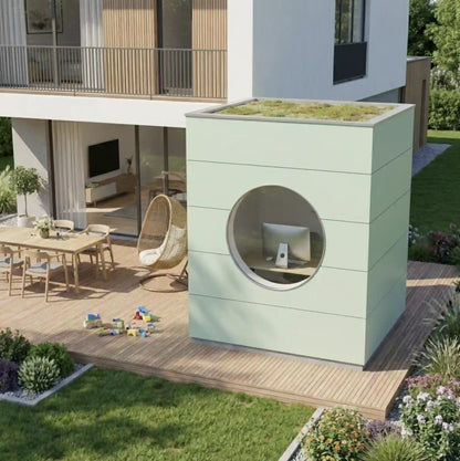 [KI-Bild] Office Kubus mit grüner Holzfassade und rundem Fenster auf Holzterrasse eines modernen Wohnhauses