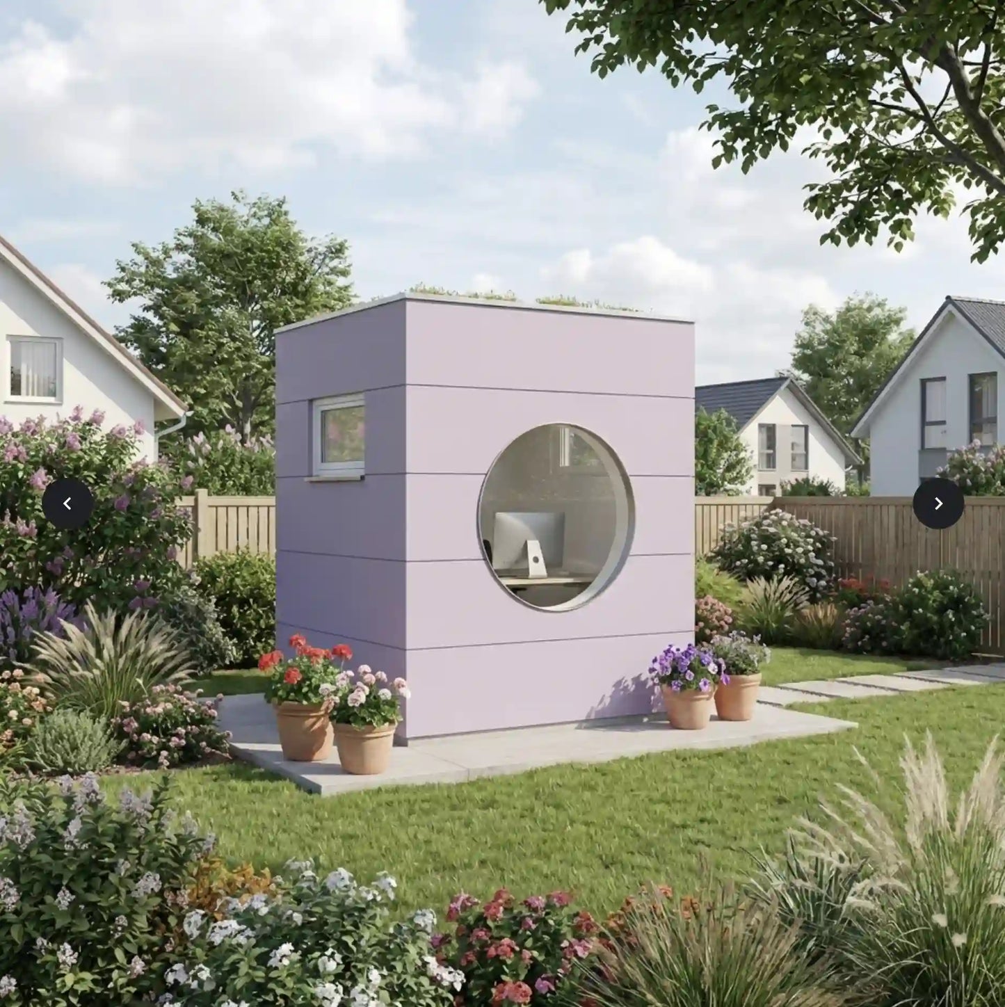 [KI-Bild] Office Kubus mit Rundfenster und rosa Holzfassade in üppig bepflanztem Garten