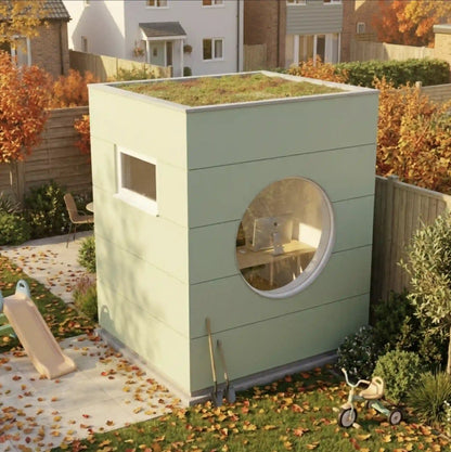 [KI-Bild] Office Kubus mit grüner Holzfassade, Dachbegrünung und Rundfenster im herbstlichen Garten