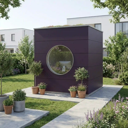 [KI-Bild] Office Kubus in lila mit Rundfenster im grünen Garten einer modernen Wohnsiedlung