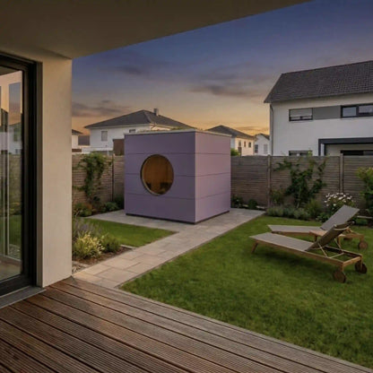 [KI-Bild] Sauna Kubus mit rosa Holzfassade und rundem Fenster im abendlichen Garten