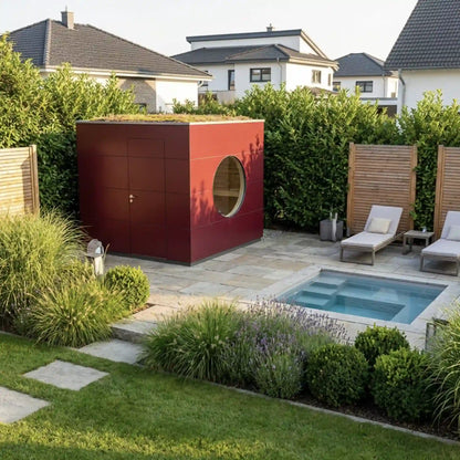[KI-Bild] Sauna Kubus mit roter Holzfassade und rundem Fenster auf Terrasse mit Tauchbecken und Loungemöbeln
