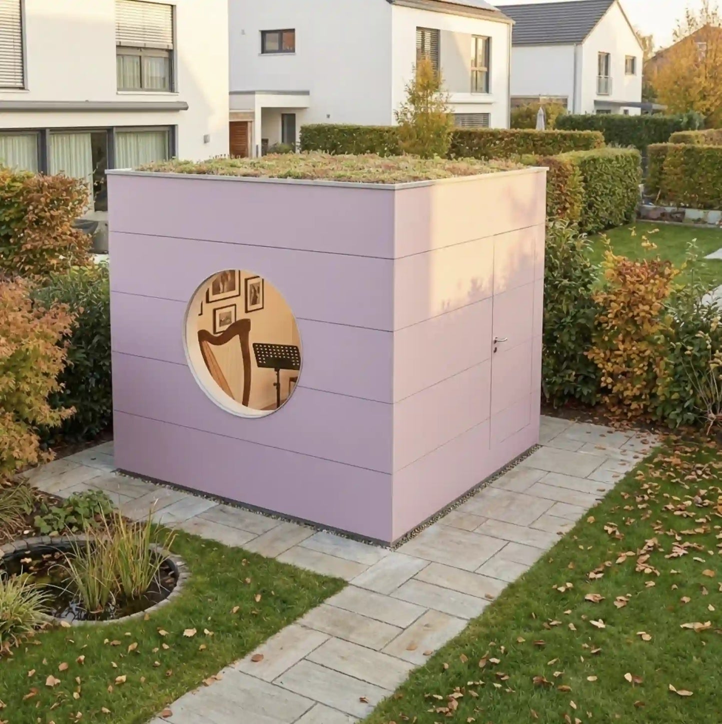 [KI-Bild] Wohn Kubus als Musikzimmer im Garten mit rosa Holzfassade, rundem Fenster und begrüntem Flachdach