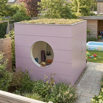 [KI-Bild] Wohn Kubus als Yogazimmer im Garten mit rosa Holzfassade, Rundfenster und Dachbegrünung